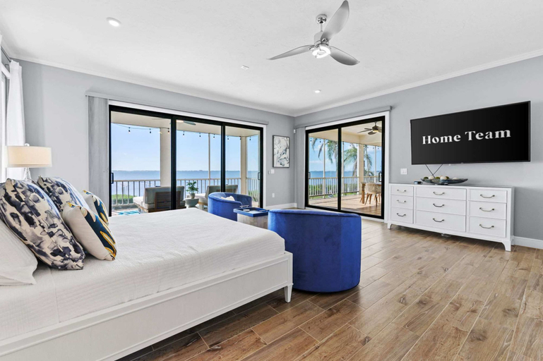 Room 4, Luxury Beachfront Retreat Pool Game Room Sleeps 16, Manatee
