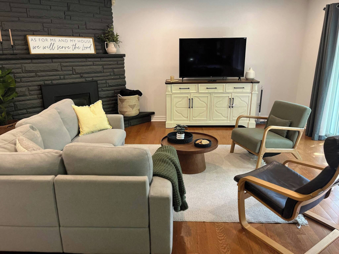 Living room 2, Rockway Retreat - Spacious Home & Backyard Oasis, Waterloo