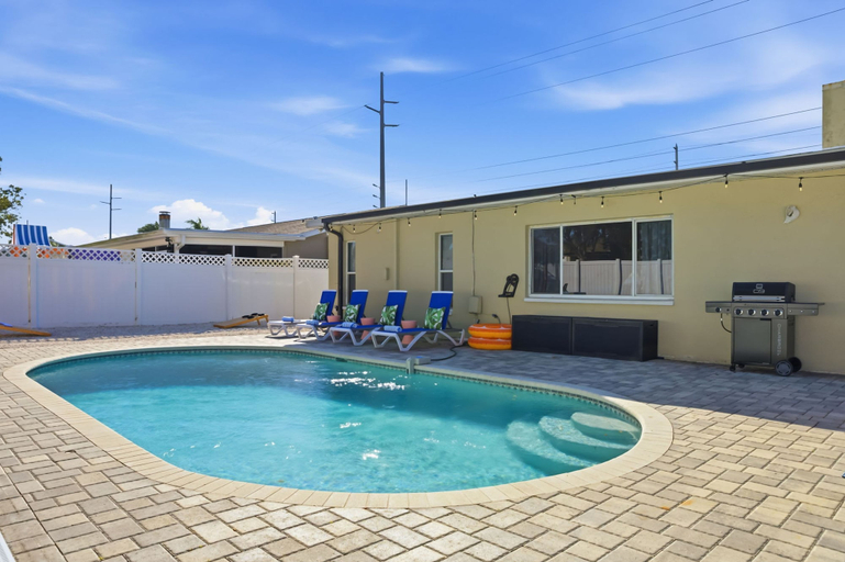 Room 3, Epic Backyard - Private Pool - Firepit - Putt Putt, Pinellas