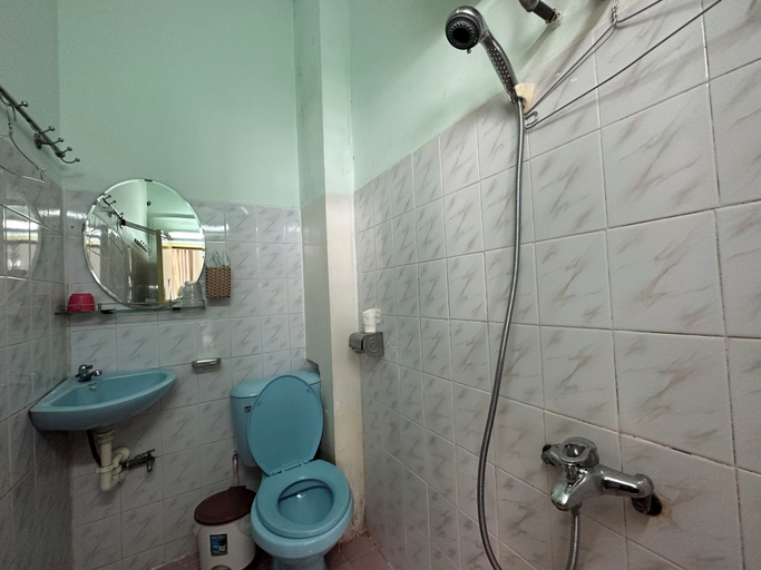 Bathroom, Hotel O Asti Residence 1, Surabaya