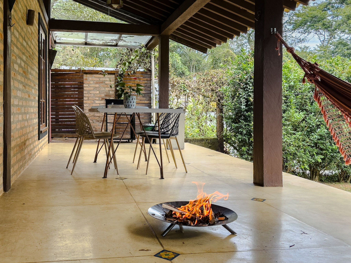 Food & Drinks, Casa com Piscina Privativa e Natureza – Granja Viana, São Paulo, Carapicuíba