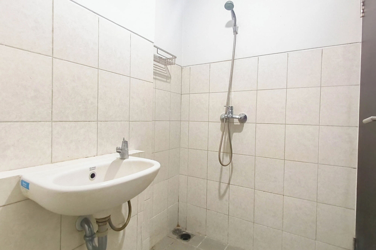 Bathroom 4, Bright Woody Vibes Studio Room At Suncity Residence Apartment, Sidoarjo