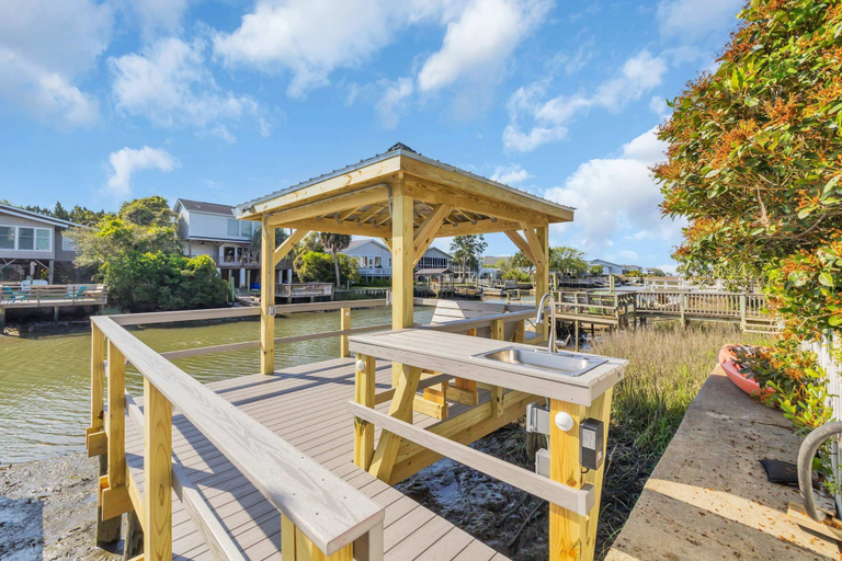Room 3, Sleeps 24 Waterfront Dock Golf Cart Walk to Beach, Georgetown
