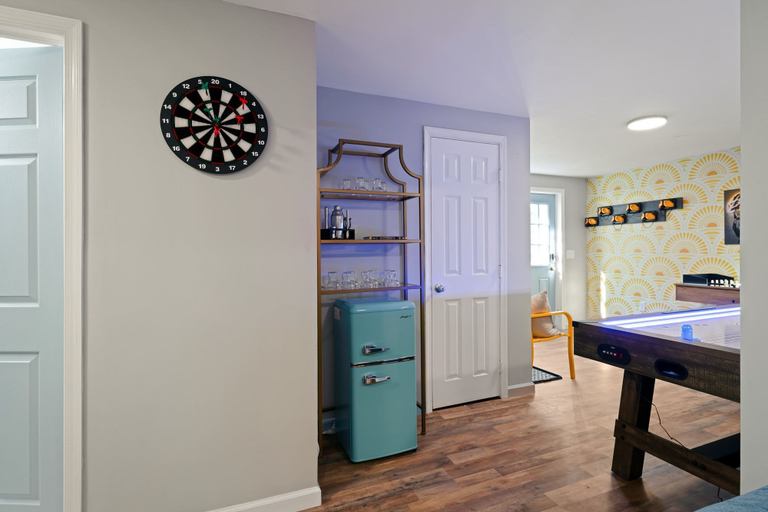 Room 5, Poconos Lodge - Hot Tub Sauna Game Room Fire Pit, Monroe