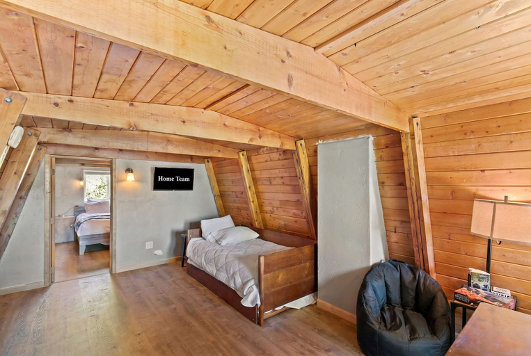Others 3, Ski-lee Retreat Ski Hike Explore Sleeps 10, Iron