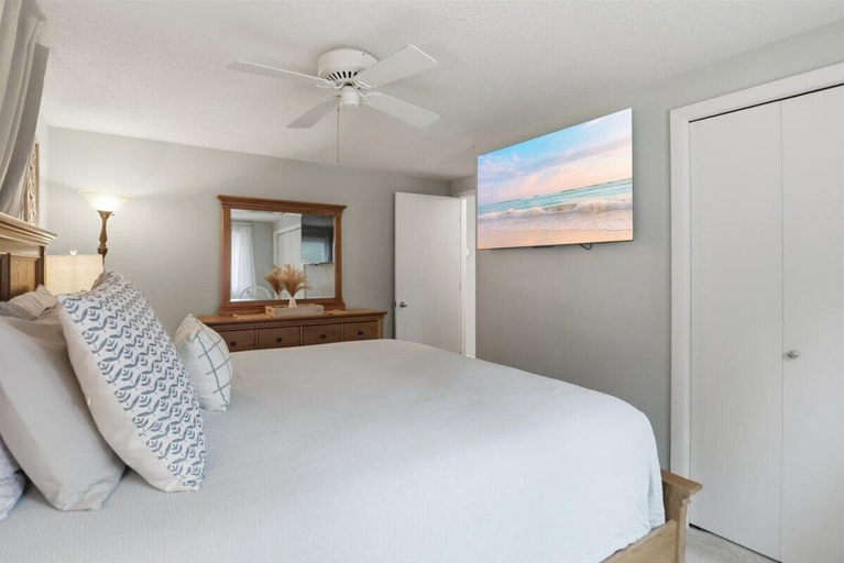 Room 3, Lakefront Retreat at 10mm w/ Dock & Sunroom, Camden