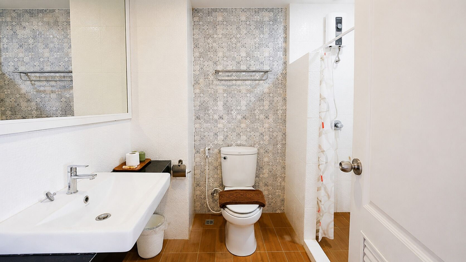 Bathroom 3, Harmony Inn, Pattaya