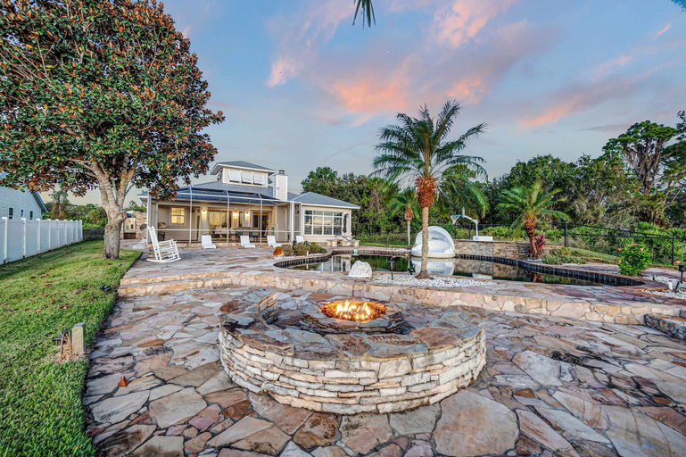 Room 4, Luxury Lakefront Private Dock Pool In-ground Spa, Highlands