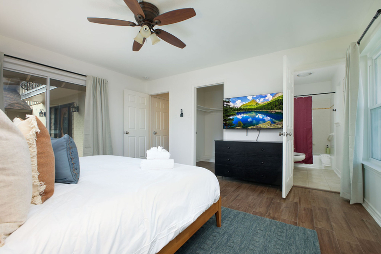 Room 2, Pickleball Pool Fun Family Escape Sleeps 16, Bexar