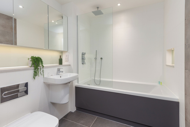 Bathroom 3, Cable Street Serviced Apartments, Manchester