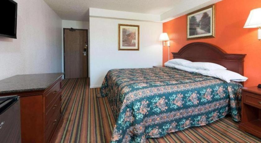 Bedroom 4, Knights Inn Ferguson MO, Saint Louis