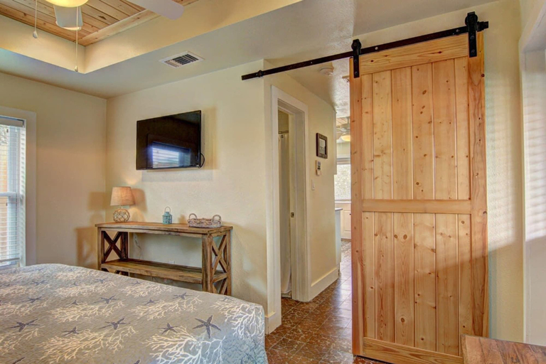 Others 2, RNR Cottage- Screen Porch Pet Friendly, Nueces