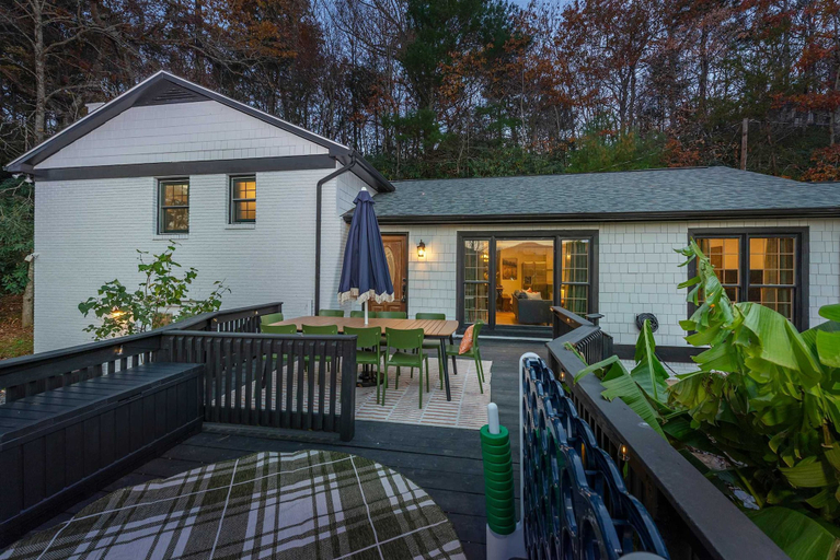 Room 3, Expansive Deck Sleeps 16 Hot Tub Game Room, Buncombe
