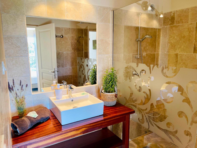 Bathroom 3, Le Mas des Collines, Var