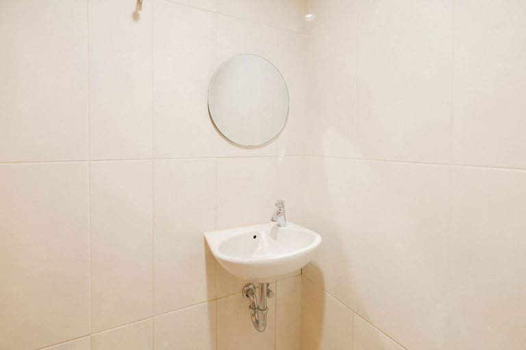 Bathroom 3, Good And Homey Studio At Evenciio Margonda Apartment, Depok