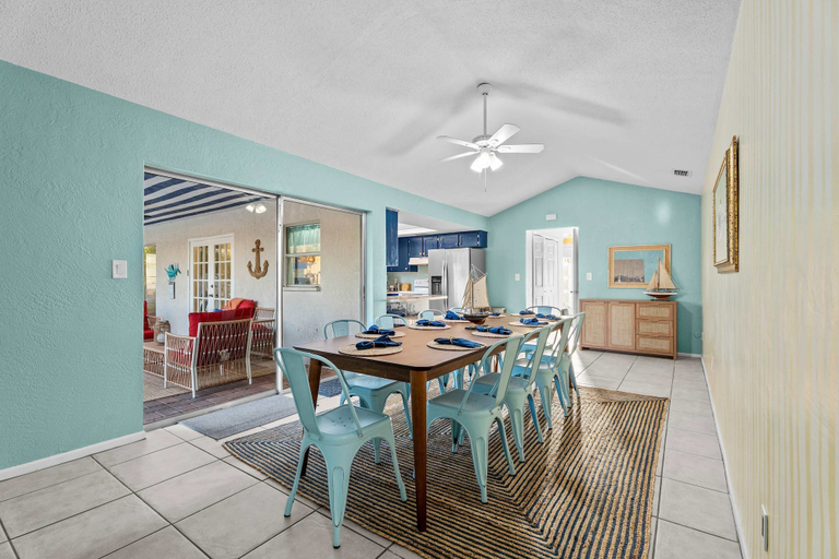 Room 4, Backyard Oasis - Outdoor Theatre - Pool - Hot Tub, Pinellas