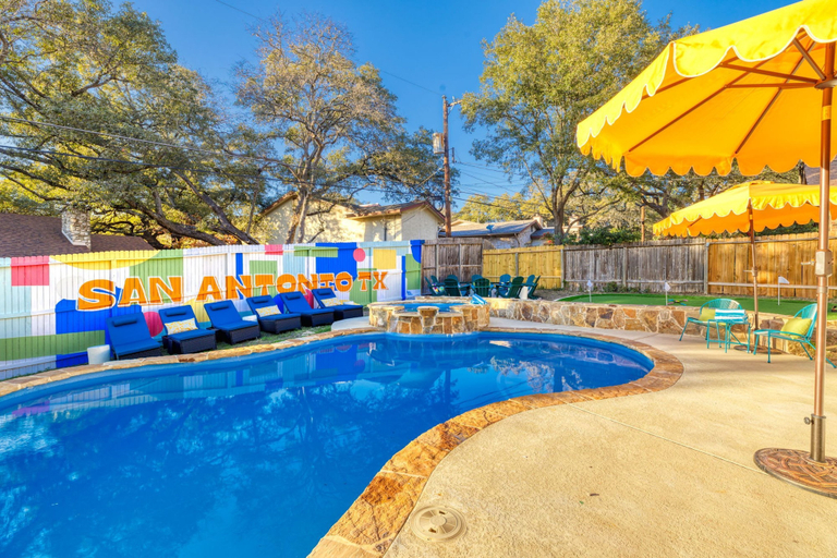Room 5, The Sunburst Sleeps 18 Basketball Heated Pool, Bexar