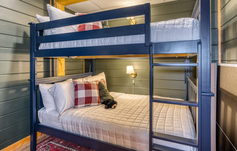 Room 5, Blue Ridge Treehouse Escape Views Hot Tub, Fannin