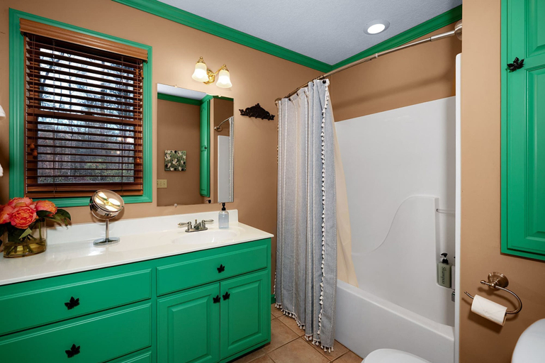 Room 3, Blue Ridge Retreat - Sauna - Hot Tub - Firepit, Fannin