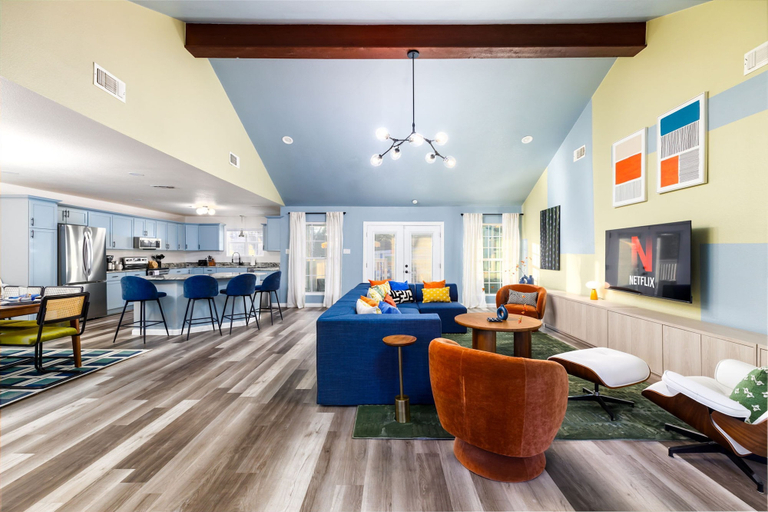 Room 2, The Sunburst Sleeps 18 Basketball Heated Pool, Bexar