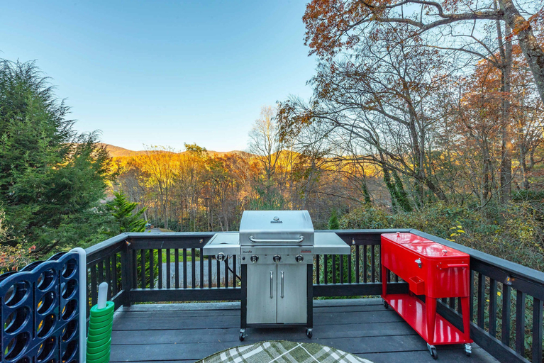 Room 4, Expansive Deck Sleeps 16 Hot Tub Game Room, Buncombe