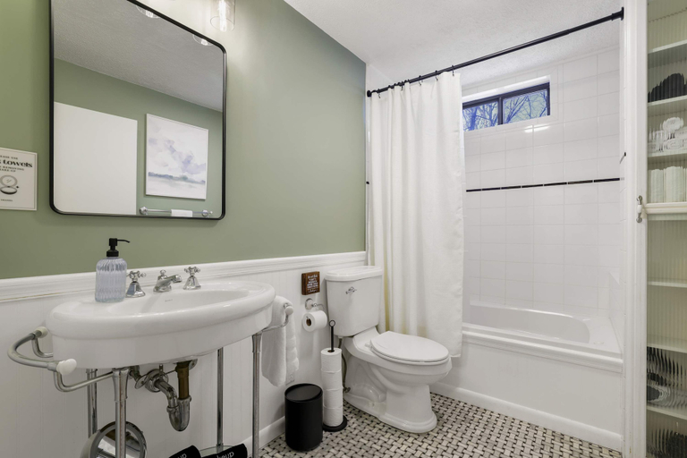 Room 5, The Ridge at Penn Estates A 4BR Pocono Retreat, Monroe