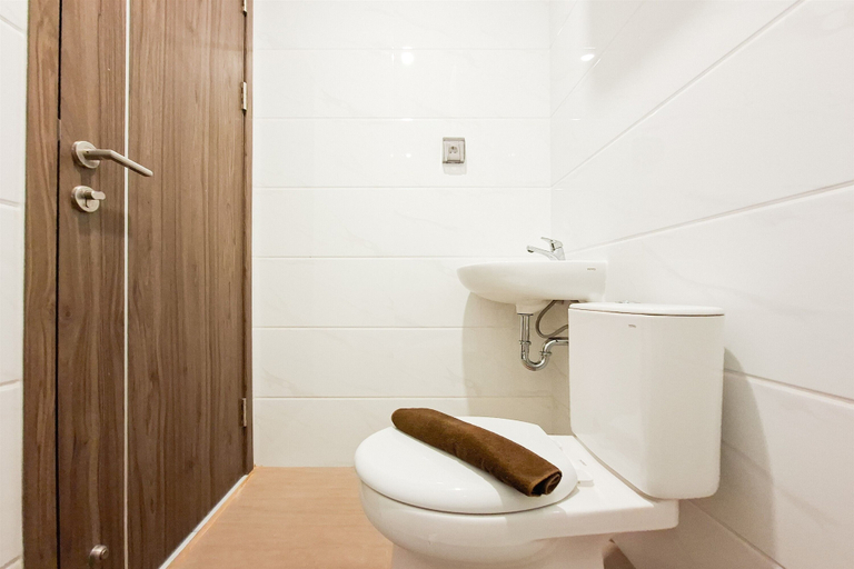 Bathroom 4, Nice Look Studio At Apartment Sky House Bsd, South Tangerang