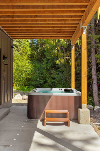 Room 2, 2 Homes Sleeps 22 Sauna Hot Tub Fire Pit, Clackamas