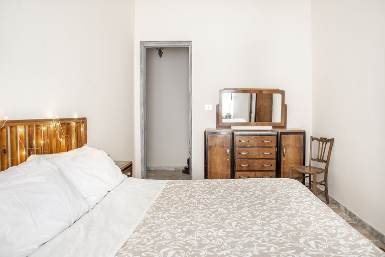 Room 5, Appartamento con cortile a Pozzillo, Catania