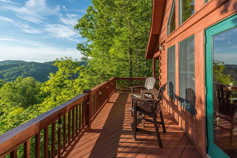 Room 2, The Skybox - Voted 1 Cabin in Asheville, Madison