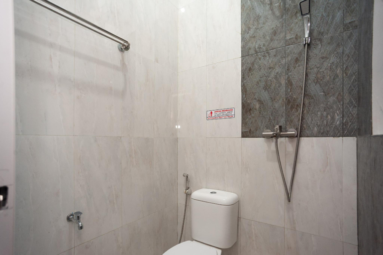 Bathroom 4, Urbanview Hotel Bong Gajah Lampung, Bandar Lampung