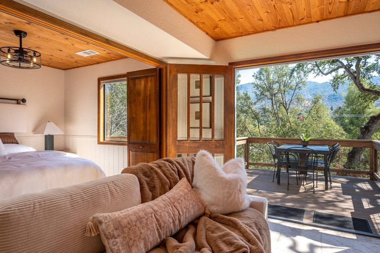 Room 4, Prime Sequoia Stay Pool Hot Tub Sauna Views, Tulare