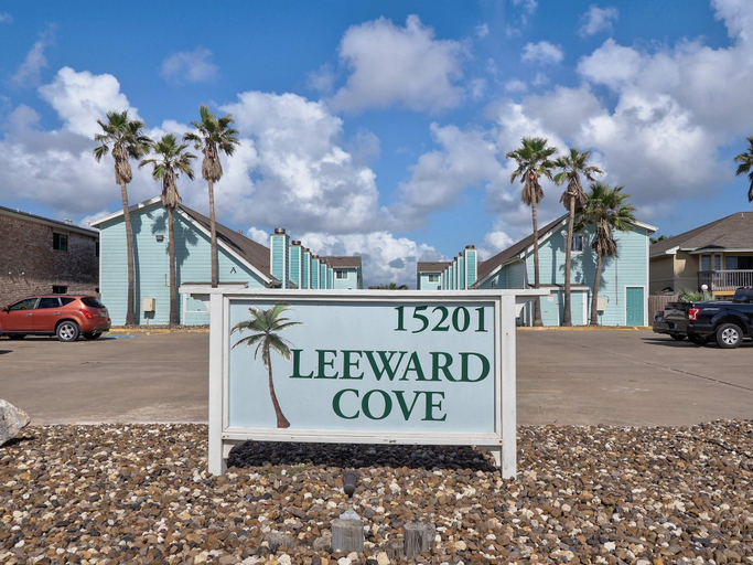 Room 4, Padre Getaway- Fishing Dock Pool 2 Min to Beach, Nueces