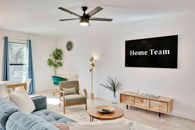 Room 4, Hill Country Hideaway Modern Barndominium for 6, Hays