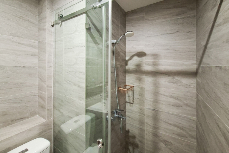 Bathroom 4, Elegant 1Br At Apartment Collins Boulevard, Tangerang