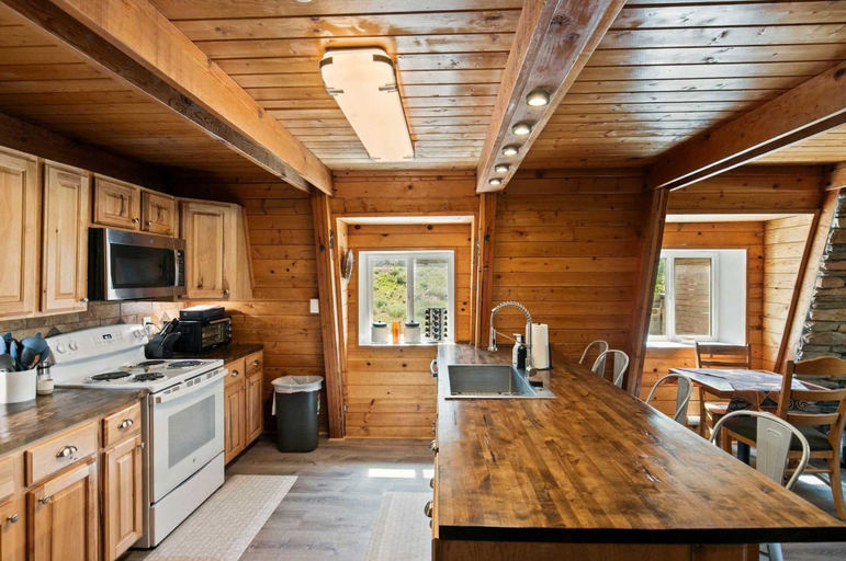 Others 4, Ski-lee Retreat Ski Hike Explore Sleeps 10, Iron