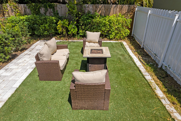 Room 4, Pineapple Paradise 1 13 min to Beach Fire Pit, Sarasota