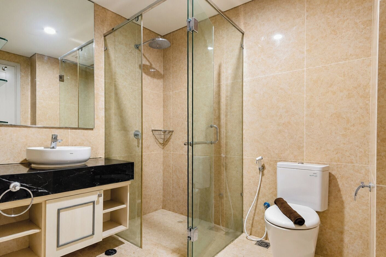 Bathroom 2, 4Br Combine Spacious And Amazing At Grand Sungkono Lagoon Apartment, Surabaya