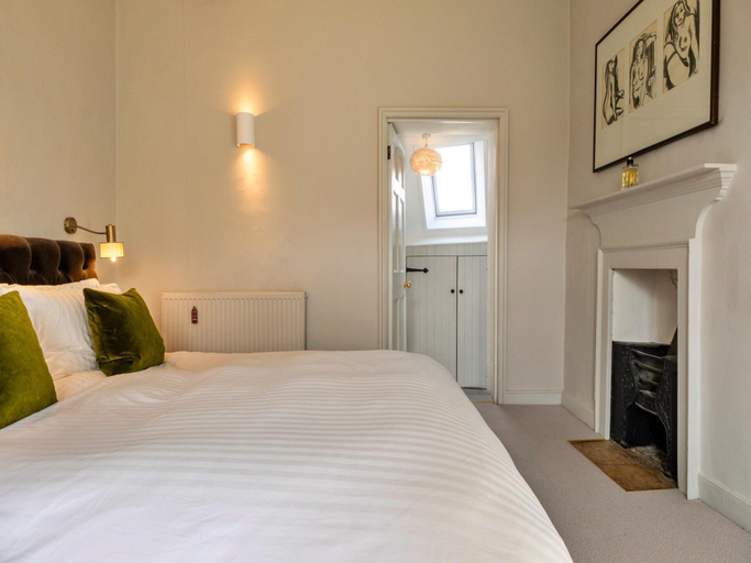 Room 2, Cotswolds Manor With Garden, Gloucestershire