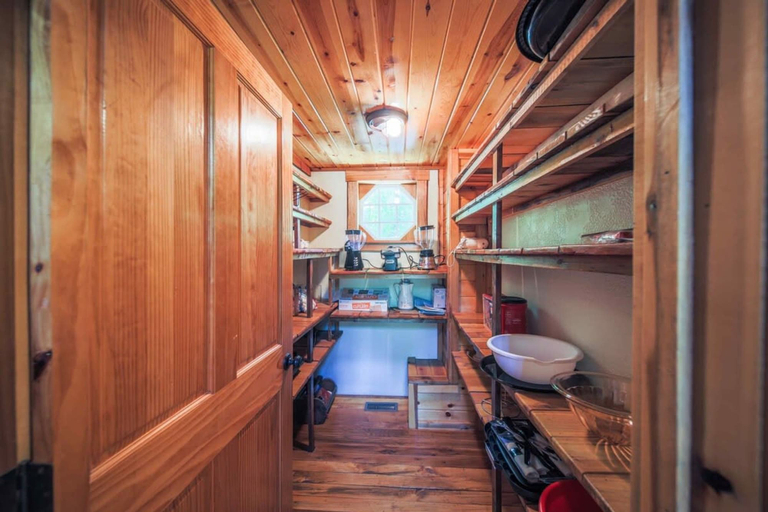 Room 5, Sleeps 16 Hot Tub Sauna Dogs Welcome Ping Pong, Madison