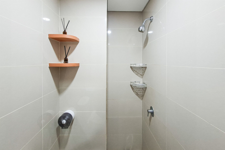 Bathroom 3, Homey And Restful Studio Apartment B Residence, South Tangerang
