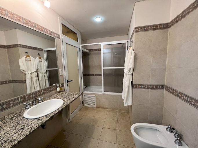 Bathroom 4, Maitei Posadas Hotel & Resort, Capital