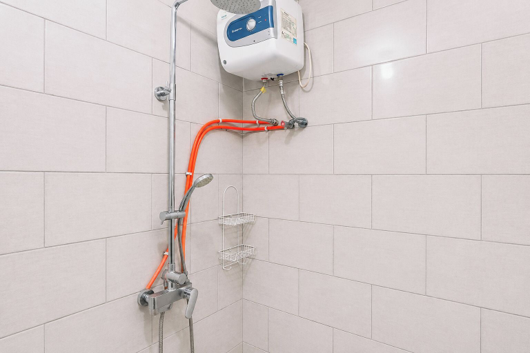 Bathroom 5, Serene Spacious 2Br At Apartment Benson Supermall Mansion, Surabaya