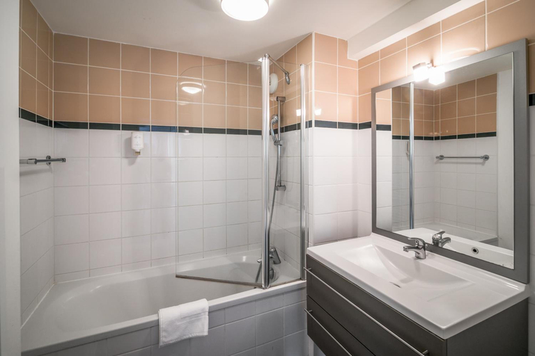 Bathroom 4, Comfort Aparthotel Lourdes Lorda, Hautes-Pyrénées