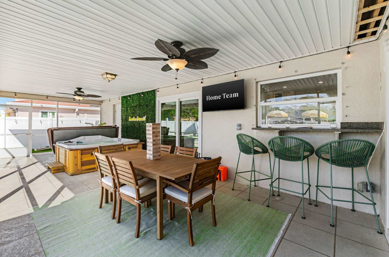 Room 2, Paradise Htd Pool Tiki Bar Hot Tub Games, Pinellas