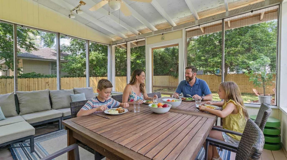 Room 4, Near USC Downtown Fire Pit Dog Friendly, Richland
