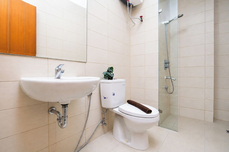 Bathroom 4, Bright And Cozy 2Br Apartment Woodland Park Residence, Jakarta Selatan