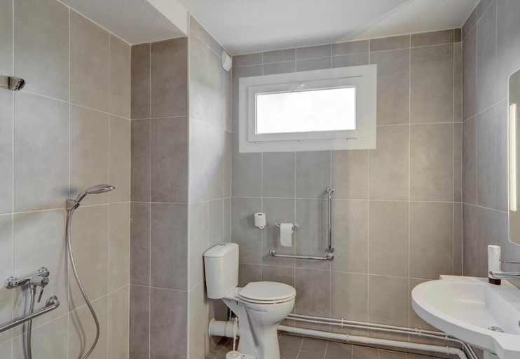 Bathroom 4, B&B HOTEL Montlucon Saint-Victor, Allier