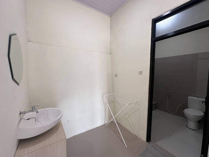 Bathroom 5, APA Guesthouse, West Manggarai