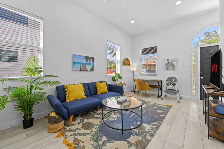Room 2, Pineapple Paradise 1 13 min to Beach Fire Pit, Sarasota
